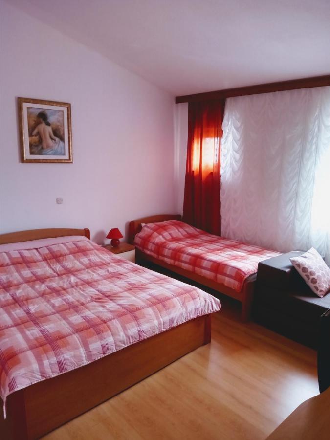 Apartmani Nikolina Ražanac Eksteriør billede